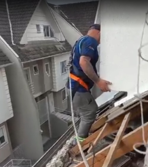 Profissional trabalhando na cobertura de um imóvel
