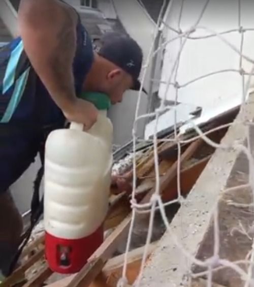 Profissional com equipamento durante atendimento em cobertura