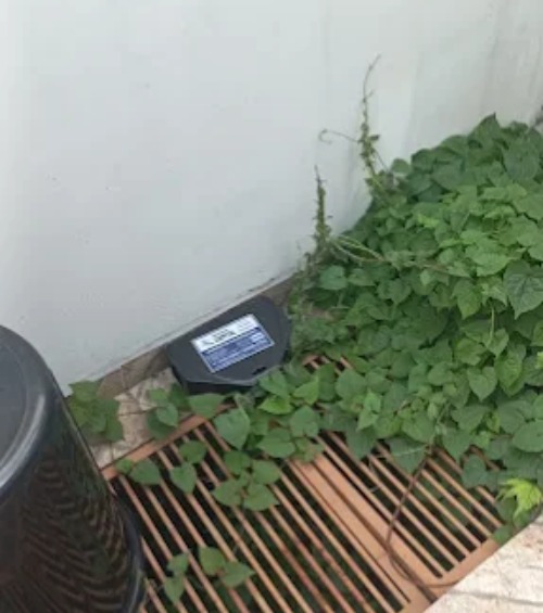 Estação de controle posicionada junto a muro