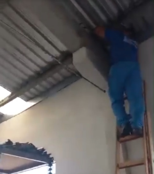 Profissional em atendimento próximo ao forro