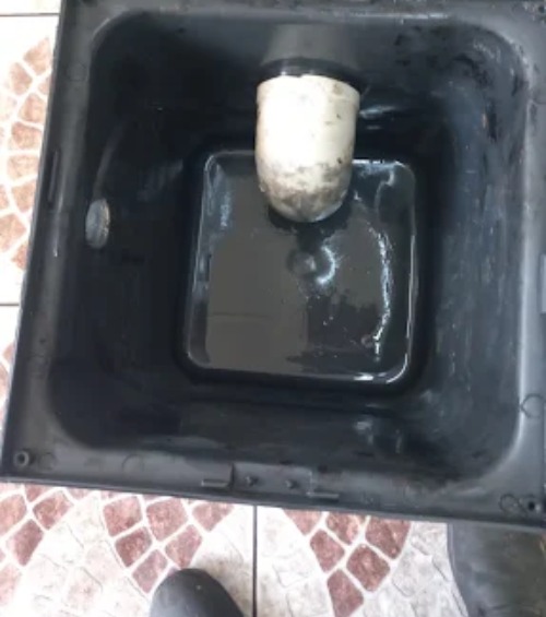 Detalhe da água no interior de reservatório