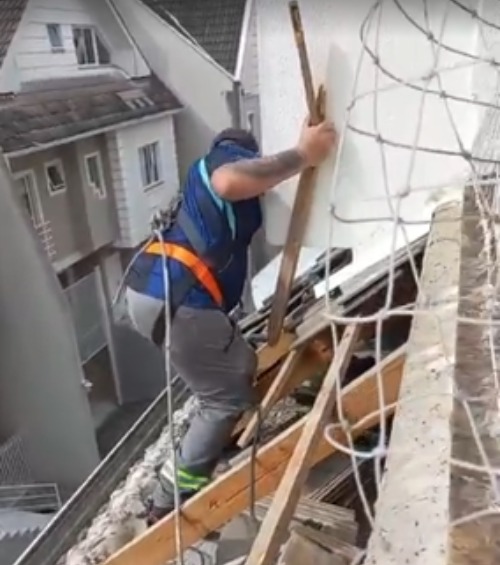 Profissional durante serviço na cobertura